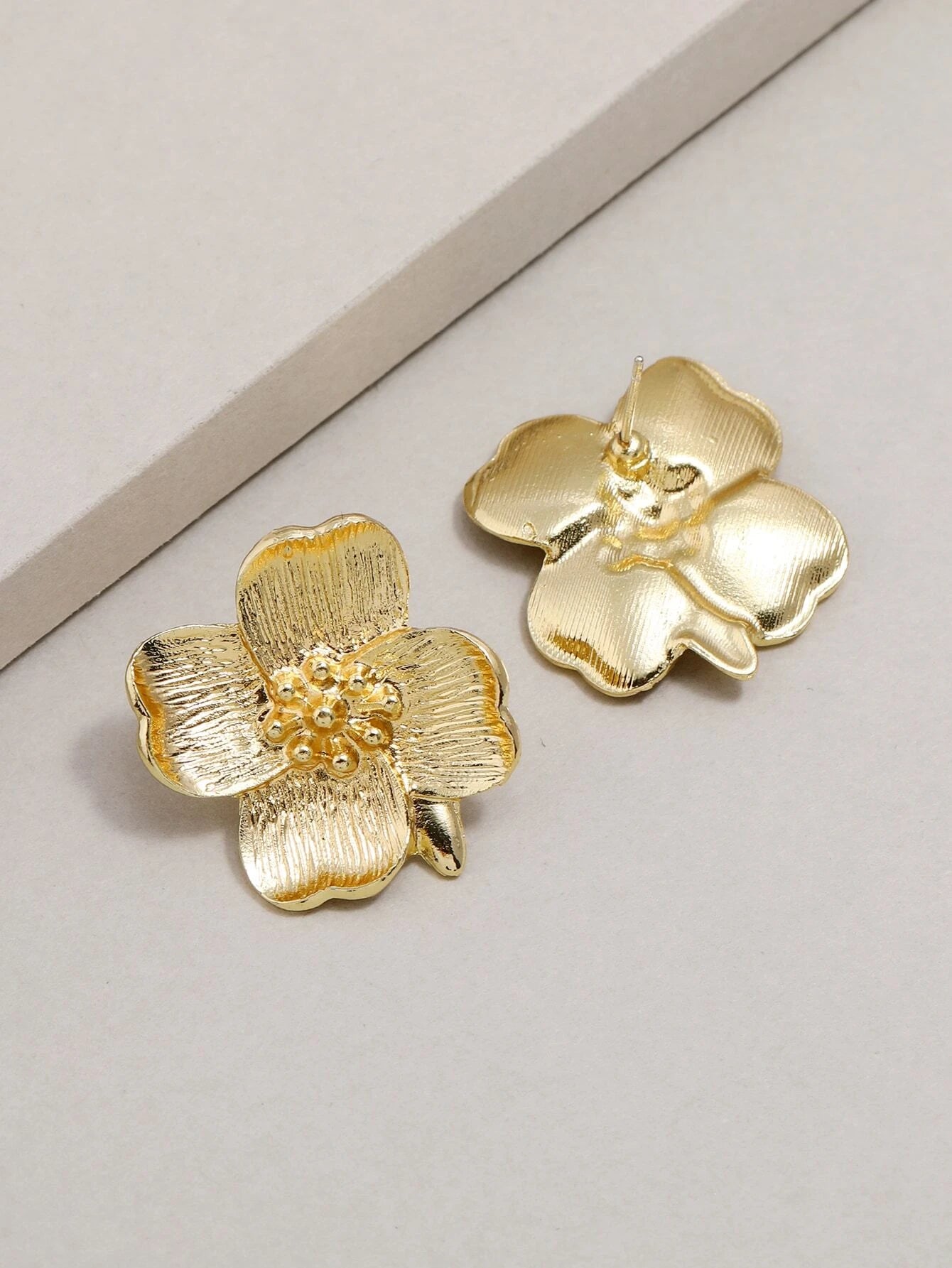 Flower Decor Stud Earrings shein