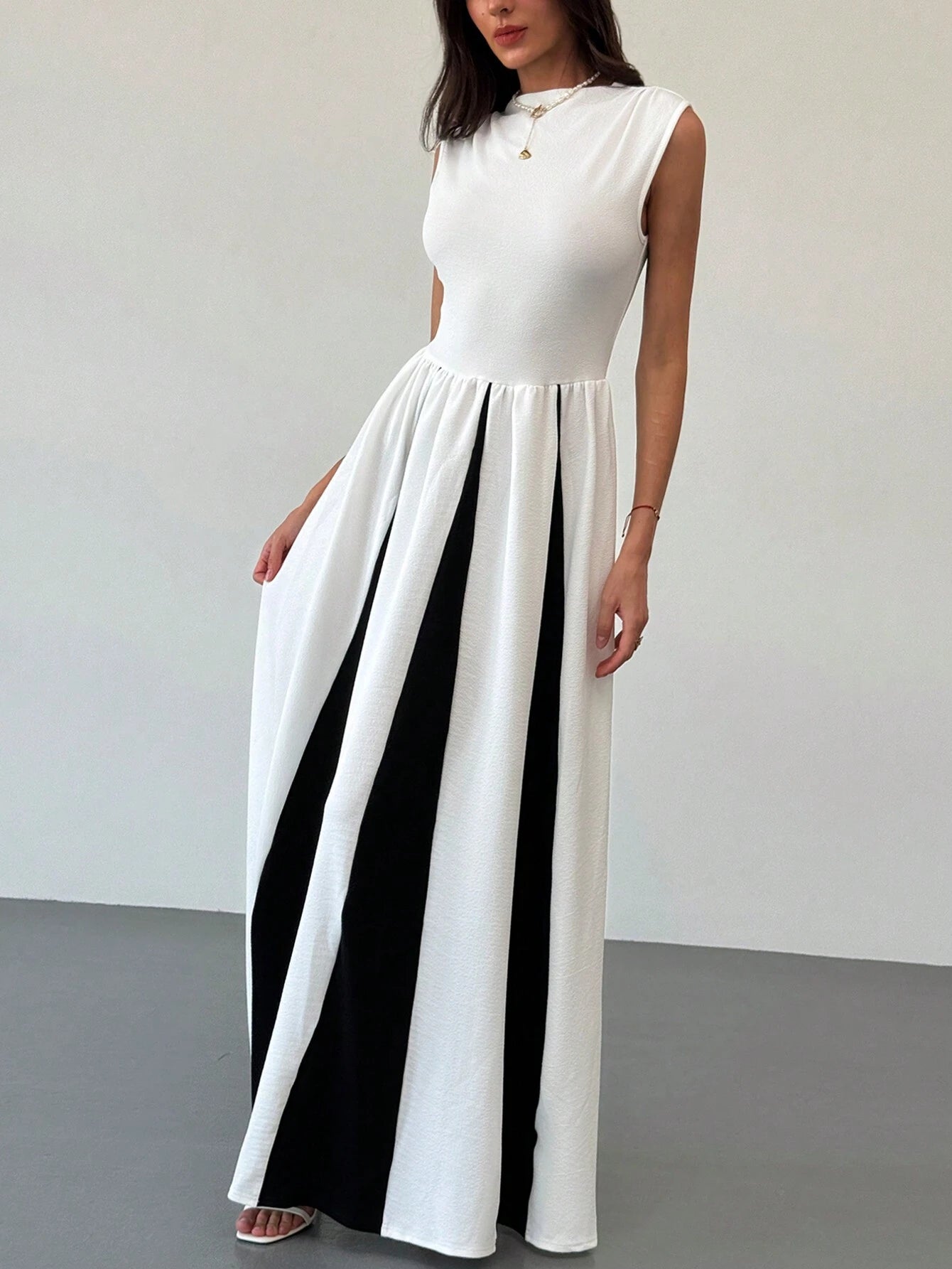 Aloruh Elegant Round-Neck Sleeveless Black And White Contrast Color A-Line Dress With Slim Waist shein